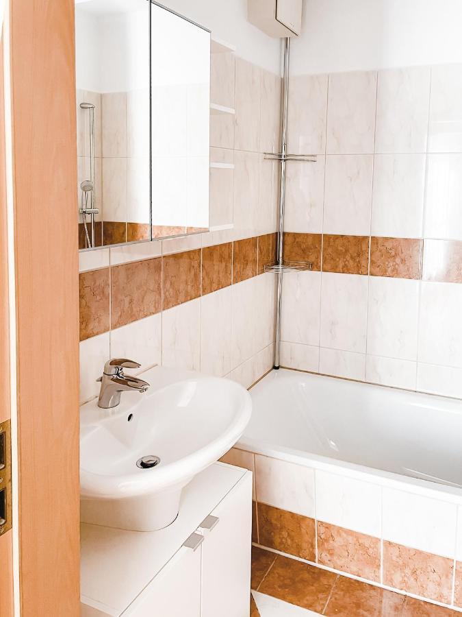 Schoene Wohnung, Eigene Terrasse, Privater Parkplatz, Wi-Fi, Waschmaschine, 3P Хемніц Екстер'єр фото